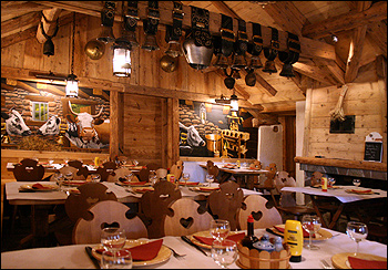 La salle de la ferme-auberge Strohberg, boiseries et tables dressées