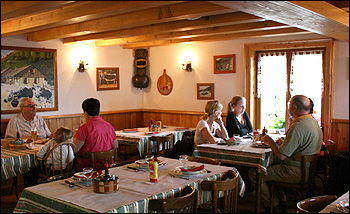 Salle de la ferme-auberge avec convives